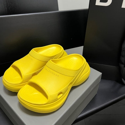 Balenciaga巴黎世家 BALENCIAGA x Crocs 聯名款洞洞鞋，巴黎世家 2023春季新款黑馬單品,海內外時尚博主紛紛上腳大秀，火遍海內外社交平臺，時尚達人必入款，重金開模打造，匠心工藝。精准還原每個細節，厚底6cm，碼數