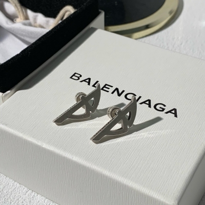 Balenciaga巴黎世家 會成為經典款的一定要巨巨巨好看的，全部都是手工製作黃銅材質，完美的做工媲美正品，上發巨巨巨好看，千萬不要錯過認准我家出品，分分鐘讓你省任意進出專櫃