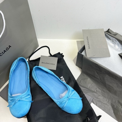 Balenciaga巴黎世家 新款芭蕾舞鞋，專櫃超級難買，好多明星網紅入手，經典的芭蕾舞設計 頭型翹度做了調整，上腳非常好看，鞋面採用特殊材料做舊工藝，原版開模耐磨生膠大底，碼數35-40