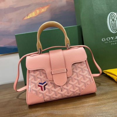 Goyard（戈雅）軟版迷你西貢Saigon 限量款櫻花粉出貨，沒有任何女生可以拒絕粉色誘惑吧 更何況是限量版，包超級輕又有質感，幾乎沒有自重的一款包，純木質手柄，裡外全皮，整個包的細節，材料，五金都跟足原版，配專櫃全套包裝，包身都帶有限定