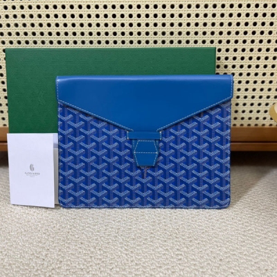 Goyard(戈雅)新推出Camondo 2便箋套，極簡的外觀設計，內裡卻擁有著豐富的細節與空間，與許多goyard產品一樣，此包也擁有多種用途，除了可以用作平板電腦包，還可作為輕便公事包、優雅信封袋、或是獨特的手拿包來使用，帶您一同探索其