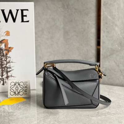 Loewe羅意威 puzzle荔枝皮家族再添一員 瀝青灰 簡約大氣的幾何設計可甜可鹽定制荔面牛皮 棉麻內襯 mini號小身材大容量口紅，粉餅統統進來 毫無壓力哈 size:18*11*7.5cm/迷你 配包裝