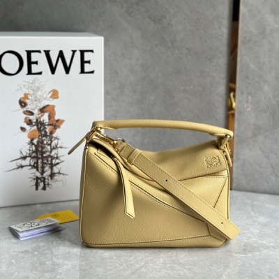 Loewe羅意威 puzzle荔枝皮家族再添一員 啊 春天的顏色呀 簡約大氣的幾何設計 可甜可鹽定制荔面牛皮 手感舒適上身氣質立馬up 立體包型還蘊藏著非凡的容量 是永遠都囤不夠的熱門單品啊size:24*10*14cm/小號 配包裝