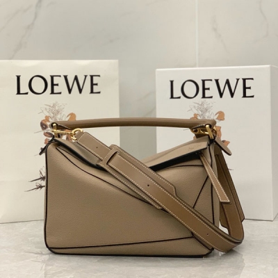 Loewe羅意威 爆款沙色Puzzle 採用進口珠地小牛皮運用了獨特剪裁 搭配平紋拼接而成 其獨特荔枝皮紋路 讓包身整體感覺增添別樣的韻味 Size：中號30*12*19cm 配包裝