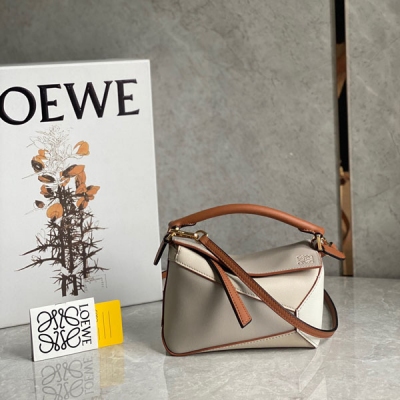 Loewe羅意威 最新拼接到貨 puzzle家族再添一員 簡約大氣的幾何設計巨高級的配色搭配牛皮拼接 棉麻內襯 mini號小身材大容量口紅，粉餅統統進來 毫無壓力哈 size:18*11*7.5cm/迷你 配包裝