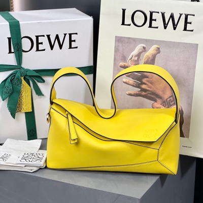 Loewe羅意威 Puzzle Hobo腋下手袋 新色上線 顏色:桃花粉 尺寸:高14-寬28.7-深10.7cm（提手高度25cm） 拽姐辣妹必備！作為一個腋下包容量無敵，中古造型，復古感滿滿。可手拎單肩背，背面外部拉鍊袋和一個大身內袋，