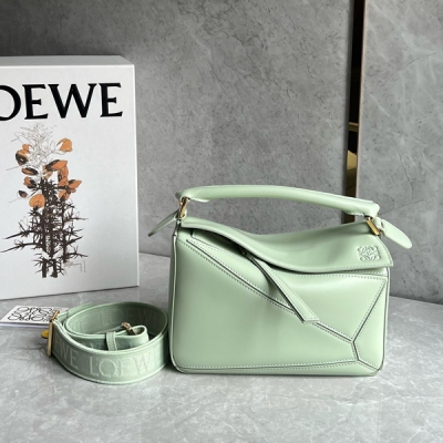 Loewe羅意威 新版來咯，自頻寬帶喲 全新? PUZZLE 緞面牛皮Anagram刺繡肩帶 上手就可以感受的到的質感，讓你拎出去立馬奪目，經典造型配上編織提花肩帶，絕了閉眼沖 size：24*14*10cm 買puzzle送肩帶