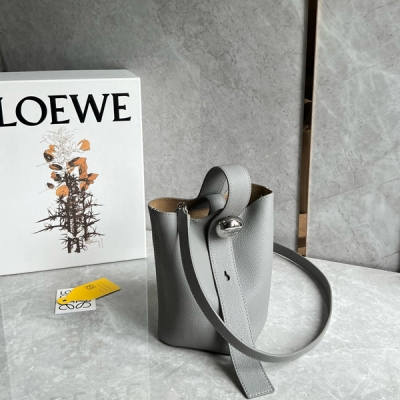 Loewe羅意威 最新PEBBLE水桶包 mini真的絕 實物質感爆棚 極簡俐落的水桶包型王者級的容量變換多種造型功能性 可手提可斜挎可腋下實用性超強 搭配一顆巨大的鵝卵石logo金屬球設計感拉滿 簡直完美嬌小女生輕鬆駕馭，必眼入！Size