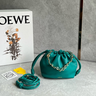 Loewe羅意威 Flamenco Purse福袋 黑色小號出貨 採用褶皺設計 柔軟羊皮質感超贊側面搭配標誌性水手結 可以使用搭配甜甜圈鏈條肩背或搭配皮革肩帶斜挎 多種背法Get 斷貨王速度給自己安排上 Size: 23X5.5X 17cm