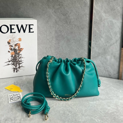 Loewe羅意威 Flamenco Purse福袋 翡翠綠 大號出貨 採用褶皺設計 柔軟羊皮質感超贊側面搭配標誌性水手結 可以使用搭配甜甜圈鏈條肩背或搭配皮革肩帶斜挎 多種背法Get 斷貨王速度給自己安排上 Size:30X10.5X 20