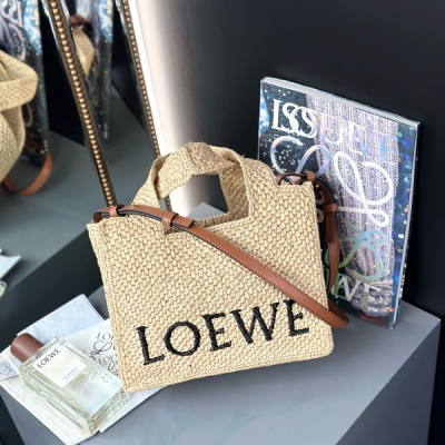 Loewe羅意威 新品FONT TOTE 托特草編包 （小號）2024夏日限定 酒椰纖維材料 純手工編織 大身對比黑色編織LOGO刺繡徽章 配有可拆卸肩帶 多種背法 尺寸：24*11*19.5cm