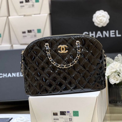 Chanel香奈兒 2023S 春夏系列 超火爆漆皮貝殼包 超好看的貝殼包 大號實物一點都不大！非常大氣時尚 延用經典貝殼版型，超級耐看 容量也很大，買就對了 原廠正品購入軟牛漆皮 3969尺寸28.5*20.5*7cm