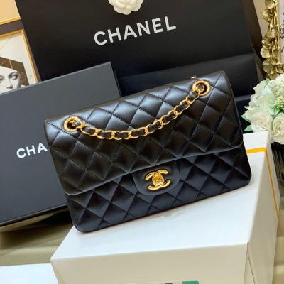 Chanel香奈兒 全新至尊版本 純原廠CF小號 經典款之Classic flap bag 皮料：歐洲原廠購入正品羊皮 五金：義大利進口24k鍍厚金鋼鎖 貨源稀少，經常容易斷貨 整個包的手感與真品完美達成一致 1113 尺寸23cm