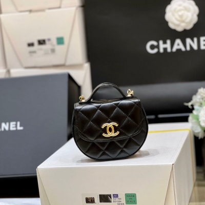 Chanel香奈兒 2023A 高級手工坊系列 火爆款輕巧小廢包 小香現在的小廢包太火爆啦 小到只能放卡片和口紅之類的小小包 實物非常輕巧，上身太好搭配了，一定要買 原廠細紋小牛皮 AP3378 尺寸11.5*12.5*3.5cm