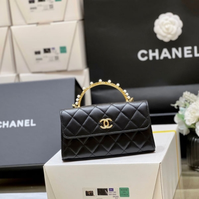 Chanel香奈兒 2023B 秋冬預告系列 本季最火的鑽石手柄Kelly包 店裡的大爆款，非常經典 真的非常難買，代購都要溢價！手柄又帶珍珠又帶鑽石，真的超好看！非常好搭配！一定要買 獨家原廠正品方框小羊皮 小號3513（豎款）尺寸12*