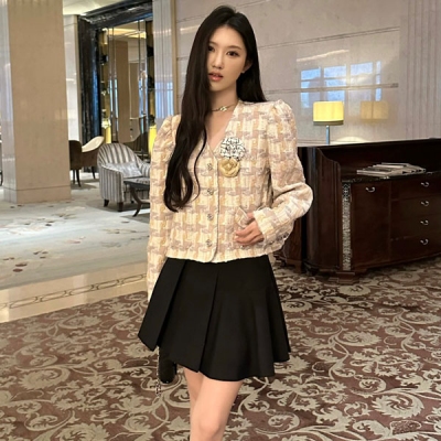 Chanel香奈兒 2023fw 彩色編織外套 自帶仙氣的名媛氣質款 非常顯瘦版型設計立體有層次 上身絕對驚喜的寶藏精品 經典小V領優雅大氣 多處手縫的織帶拼接貴氣十足 太心水了 絕對有辨識度的一款單品 贈送胸針防塵袋SML