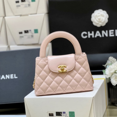 Chanel香奈兒 2023K 秋冬系列 超火爆Kelly包 眾所期待的23k Kelly包來啦 專櫃都買不到，全部要溢價 看到實物才知道物有所值 真的太經典太好看了！包包實際不大，上身很好搭配！實用性極高！一定要買 原廠正品bodin 復