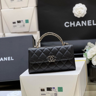 Chanel香奈兒 2024P 春夏預告系列 本季最火最火的Kelly牛皮手柄包 店裡的大爆款，非常經典 真的非常難買，代購都要溢價！實物真的超級超級好看，一定要買 還是貼心的荔枝牛皮 獨家原廠正品haas荔枝牛皮 小號3237（豎款）尺寸